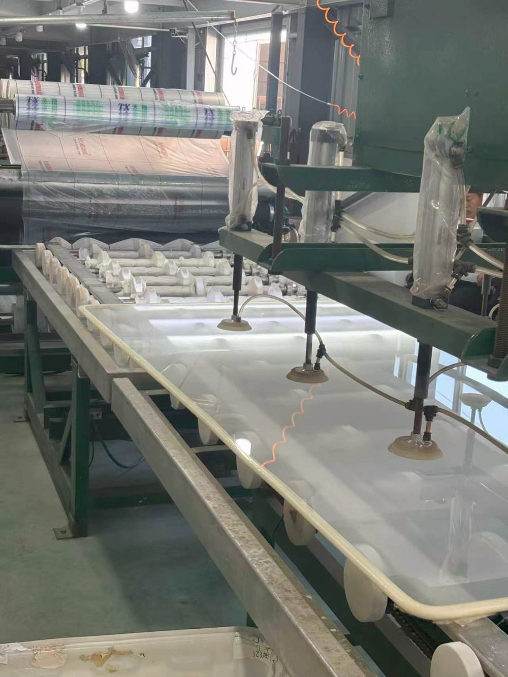 Vacuum lifting of clear acrylic sheet on production line